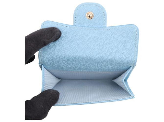 Chanel Tri-fold Geldbörse aus blauem genarbtem Kalbsleder Hellblau - Ansicht 6