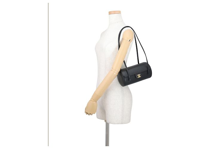 Bolsa de ombro Chanel em couro de bezerro granulado preto - vista 4