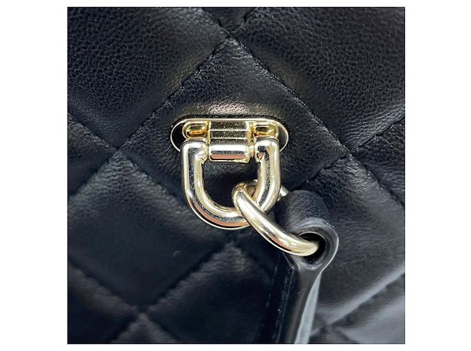 Chanel Matelassé Schultertasche aus schwarzem Lammleder - Ansicht 13