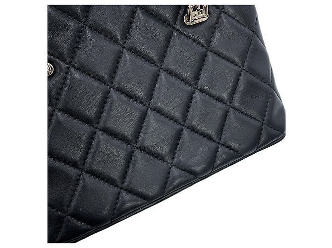 Chanel Matelassé Schultertasche aus schwarzem Lammleder - Ansicht 9