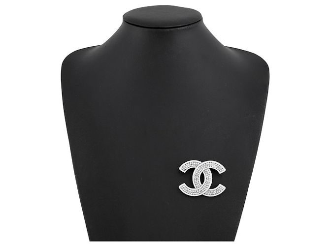 Broche Chanel Coco Mark Prata Branco - vista 4