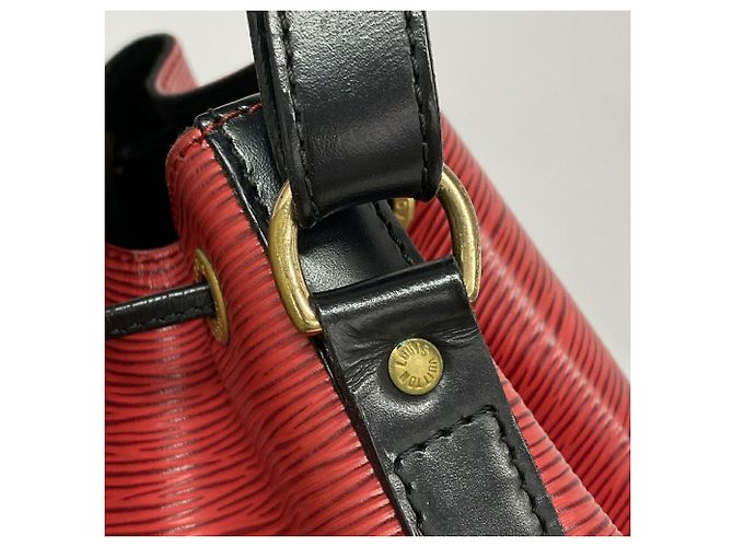 Noe Bolsa de Ombro Louis Vuitton Epi Petit Noé Preto Vermelho - vista 10