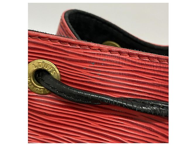 Noe Bolsa de Ombro Louis Vuitton Epi Petit Noé Preto Vermelho - vista 7