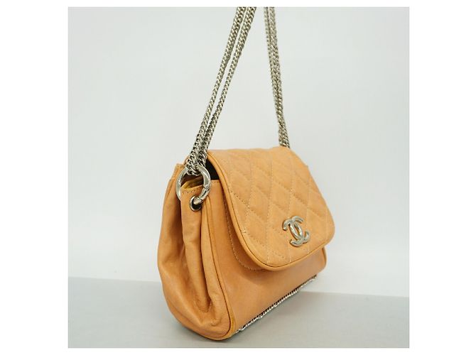 Bolsa de Ombro com Corrente Chanel Matelassé - vista 2