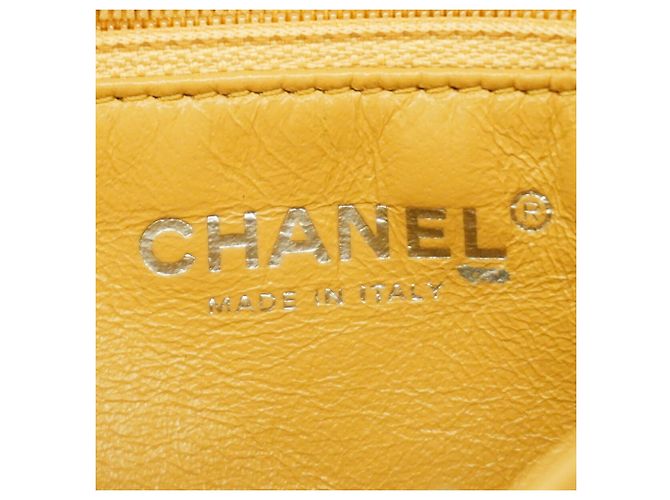 Bolsa de Ombro com Corrente Chanel Matelassé - vista 5