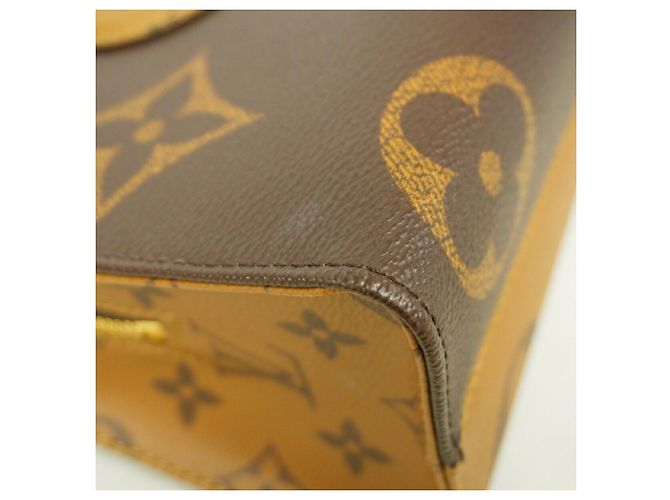 Borsa a mano OnTheGo EW con catena Monogram Giant Reverse Louis Vuitton Marrone - vista 6