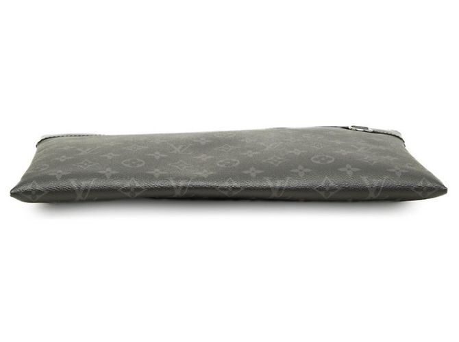 Louis Vuitton Monogram Eclipse Pochette Discovery Clutch Bag Preto - vista 3