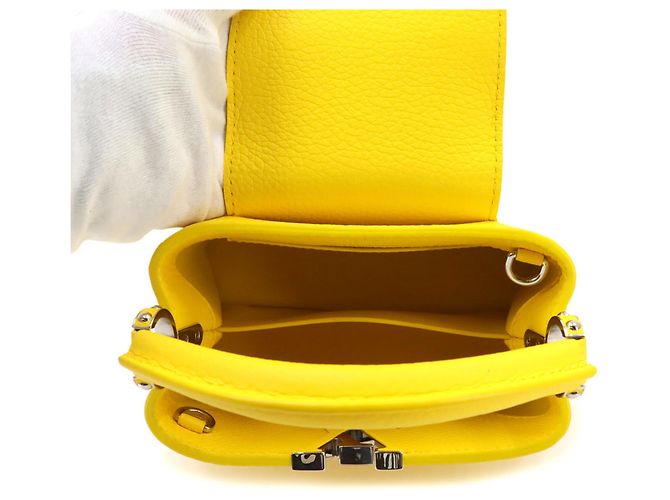 Borsa Louis Vuitton Capucines MINI Giallo - vista 7