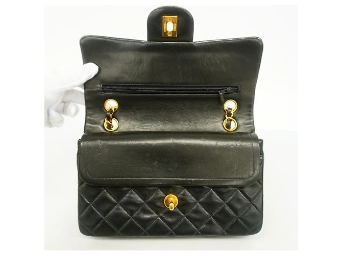 Borsa a tracolla Chanel in pelle d'agnello matelassé nera Nero - vista 13