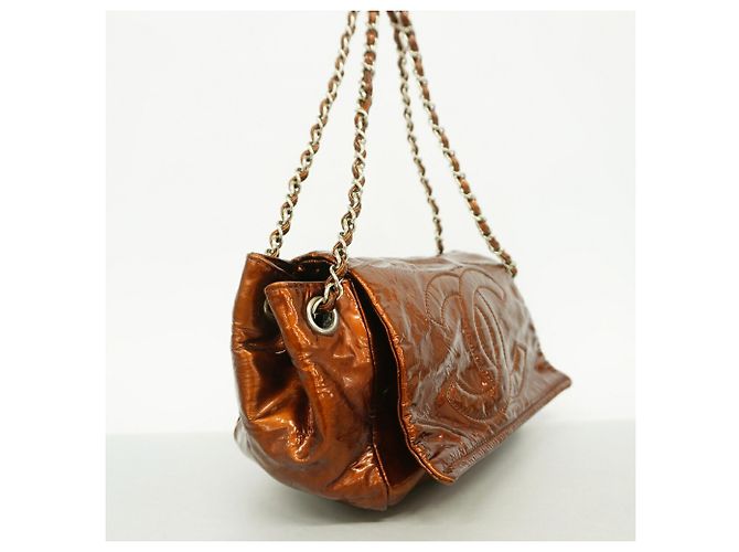 Borsa a tracolla Chanel in pelle verniciata marrone - vista 2
