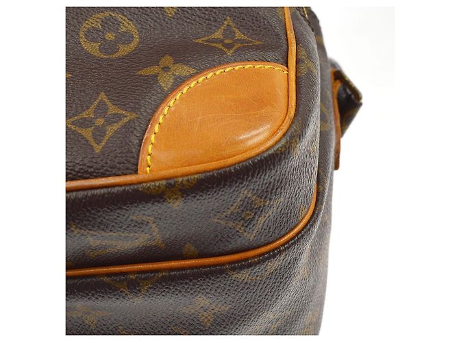Borsa a tracolla Louis Vuitton Nil Monogram Canvas Marrone - vista 7