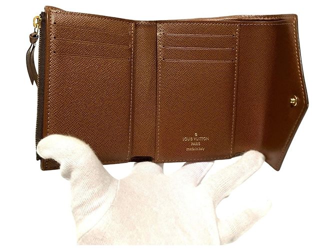 Louis Vuitton Portefeuille Victorine Tri-fold Wallet Marrone Monogramma - vista 3