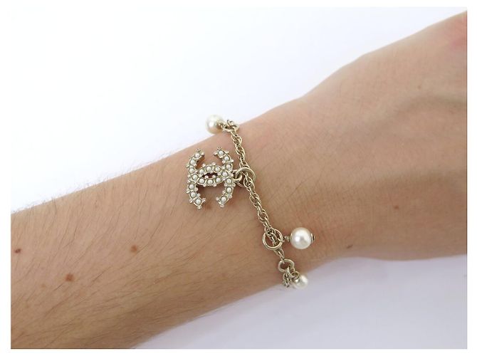 NUOVO BRACCIALE CHANEL LOGO CC STRASS E PERLE 2019 17-19CM METALLO DORATO BANGLE D'oro - vista 8