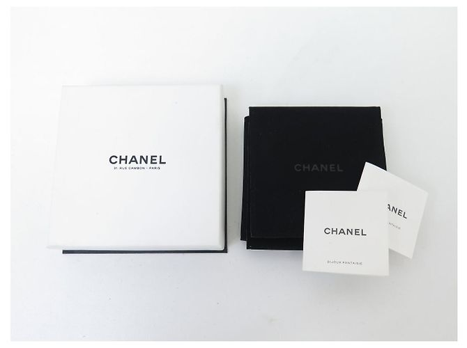 NUOVO BRACCIALE CHANEL LOGO CC STRASS E PERLE 2019 17-19CM METALLO DORATO BANGLE D'oro - vista 9