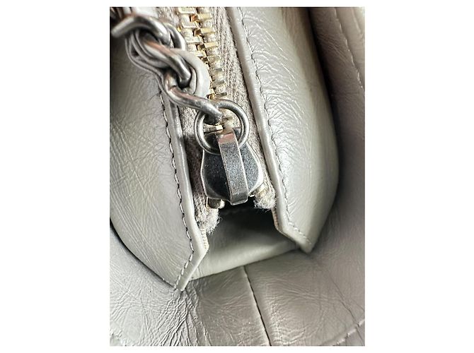 Borsa a tracolla piccola Gabrielle di Chanel in pelle grigia Stampa python - vista 18
