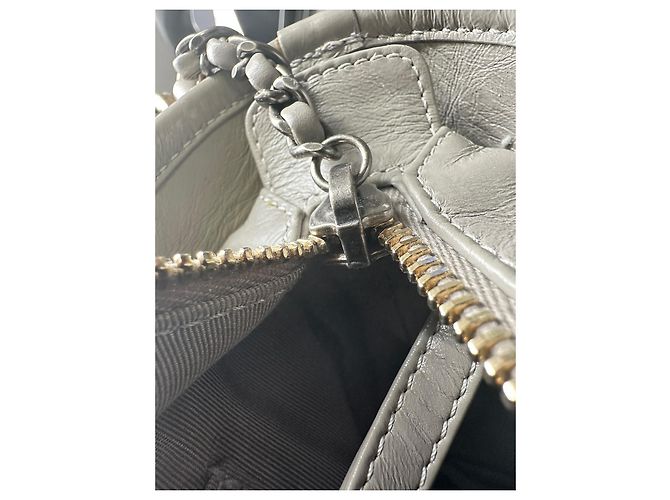 Borsa a tracolla piccola Gabrielle di Chanel in pelle grigia Stampa python - vista 19