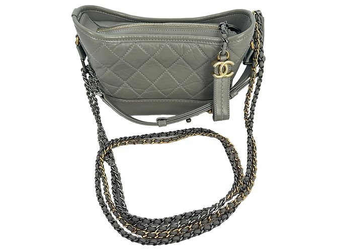 Borsa a tracolla piccola Gabrielle di Chanel in pelle grigia Stampa python - vista 3