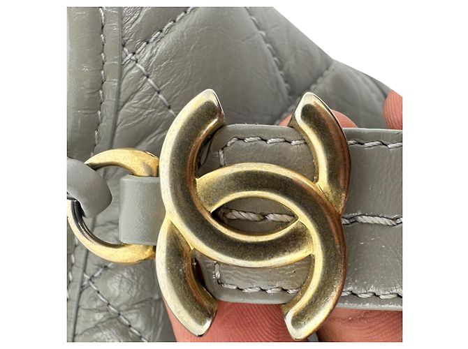 Borsa a tracolla piccola Gabrielle di Chanel in pelle grigia Stampa python - vista 7