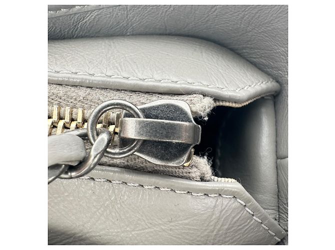 Borsa a tracolla piccola Gabrielle di Chanel in pelle grigia Stampa python - vista 8