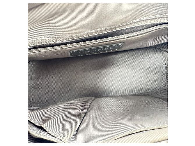 Borsa a tracolla piccola Gabrielle di Chanel in pelle grigia Stampa python - vista 9