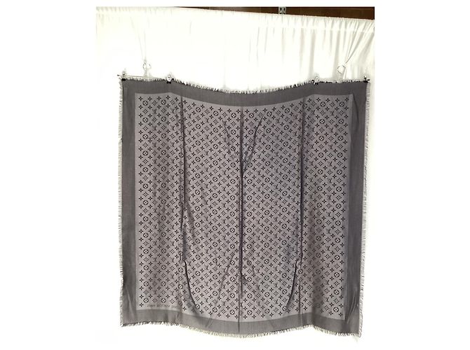 Cachecol com franjas Monogram Louis Vuitton em seda cinza - vista 6