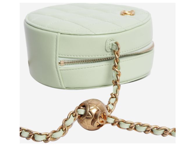 Chanel Runde Vanity Cross-Body-Tasche aus gestepptem Leder, hellgrün 2021 - Ansicht 3
