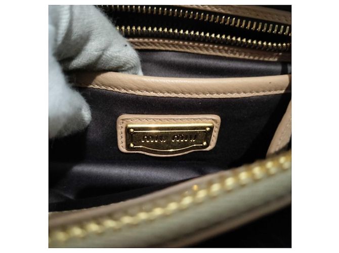 Miu Miu Handtasche aus beigem Leder - Ansicht 8