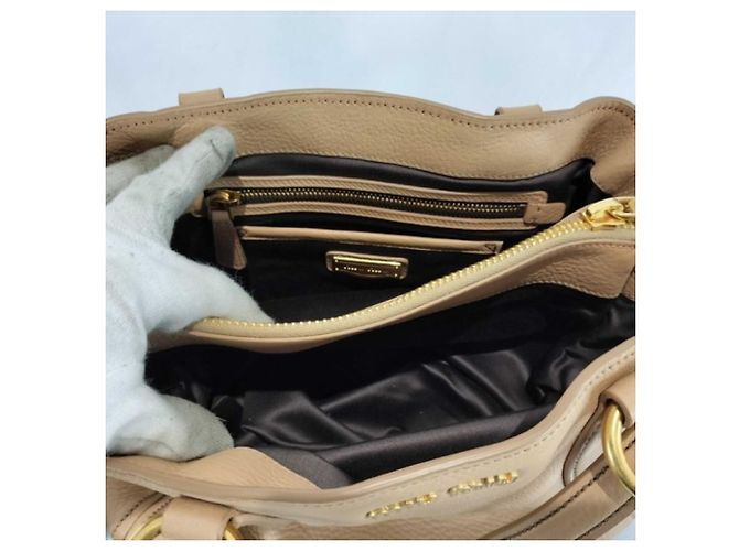 Miu Miu Handtasche aus beigem Leder - Ansicht 9