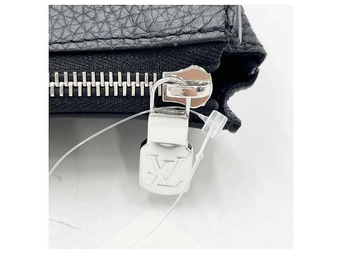 Pochette Louis Vuitton en cuir Taurillon noir - vue 6