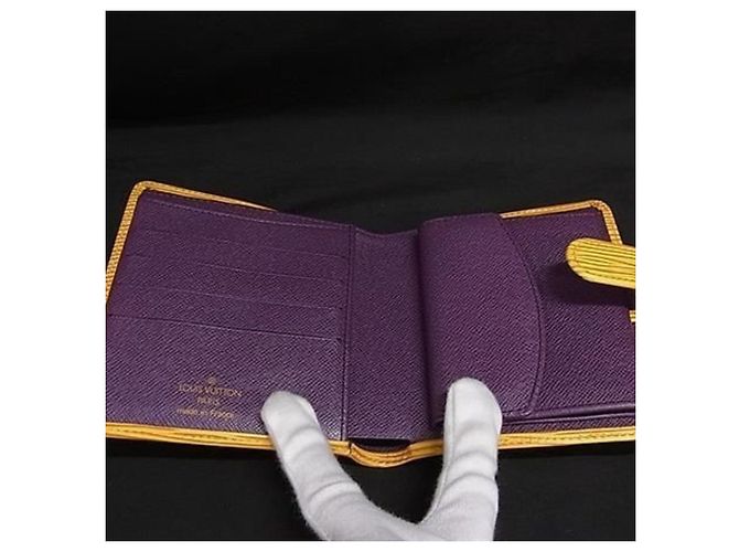 Portafoglio bi-fold Louis Vuitton in pelle gialla - vista 3