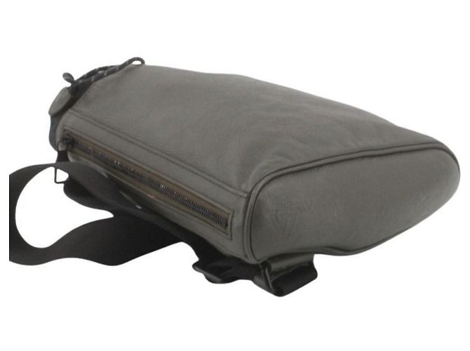 Bolsa de Ombro Louis Vuitton Khaki Monogram Shadow - vista 3