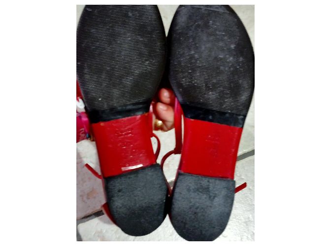 Gucci Rote Lackledersandalen mit GG-Logo - Ansicht 2