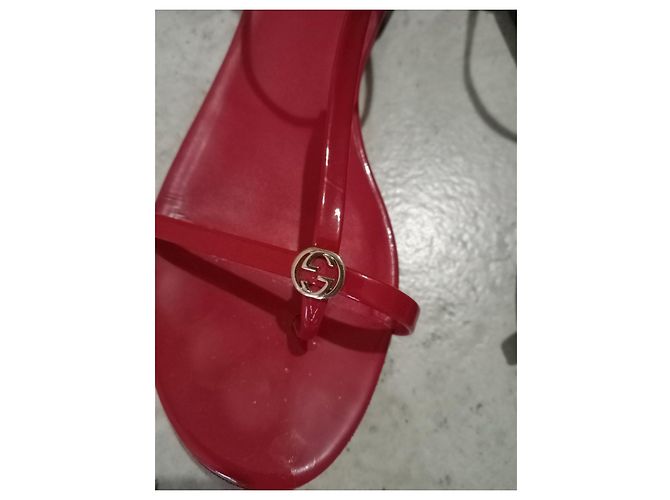 Gucci Rote Lackledersandalen mit GG-Logo - Ansicht 3