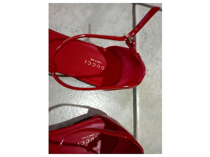 Gucci Rote Lackledersandalen mit GG-Logo - Ansicht 4