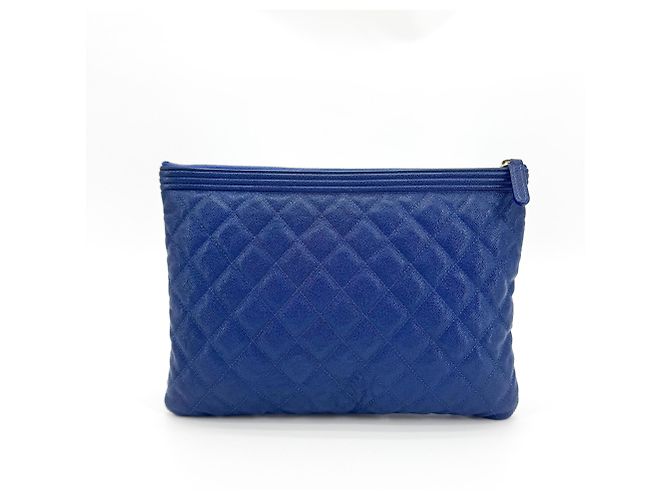 Chanel Boy O Case Clutch Quilted Caviar Medium Azul - vista 2