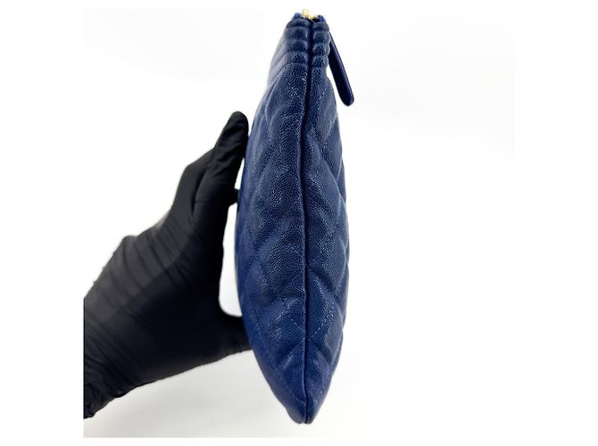 Chanel Boy O Case Clutch Quilted Caviar Medium Azul - vista 3