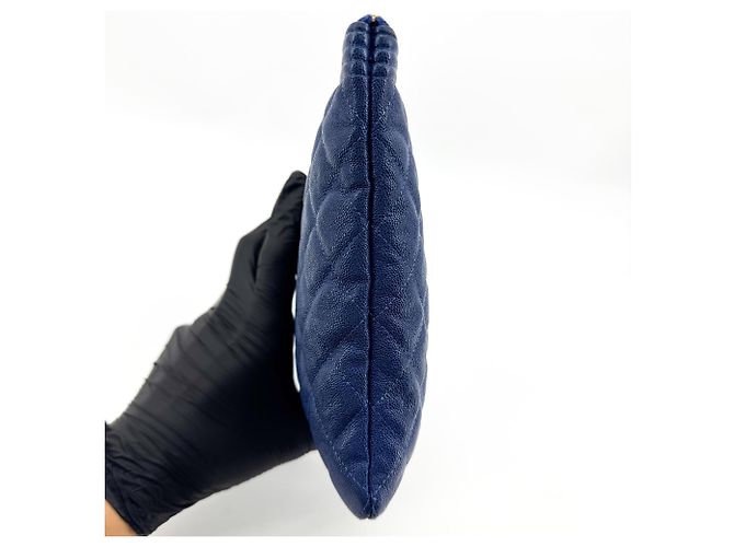 Chanel Boy O Case Clutch Quilted Caviar Medium Azul - vista 4