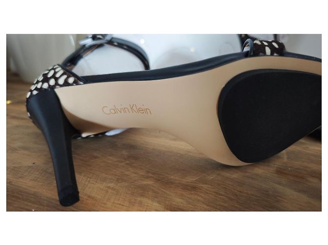 Calvin Klein Absatzsandaletten aus schwarz-weißem Leder - Ansicht 5