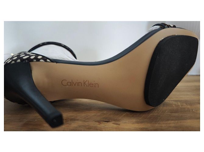 Calvin Klein Absatzsandaletten aus schwarz-weißem Leder - Ansicht 6