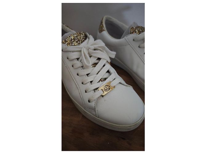 Baskets Michael Kors en cuir blanc et paillettes dorées - vue 2