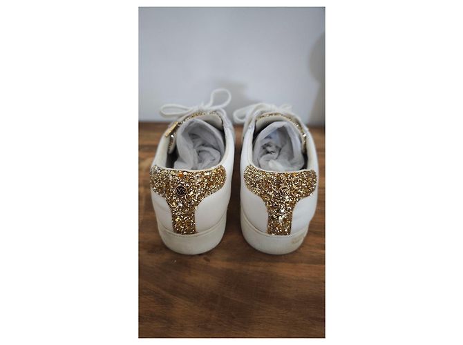 Baskets Michael Kors en cuir blanc et paillettes dorées - vue 4