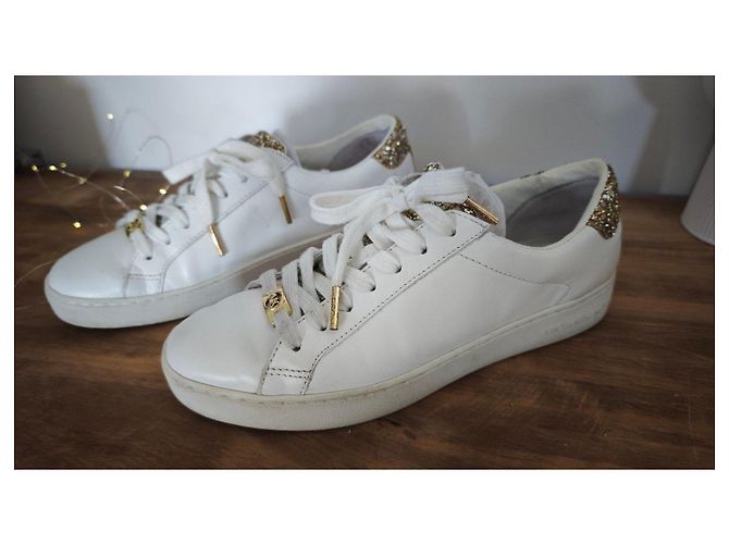 Baskets Michael Kors en cuir blanc et paillettes dorées - vue 5
