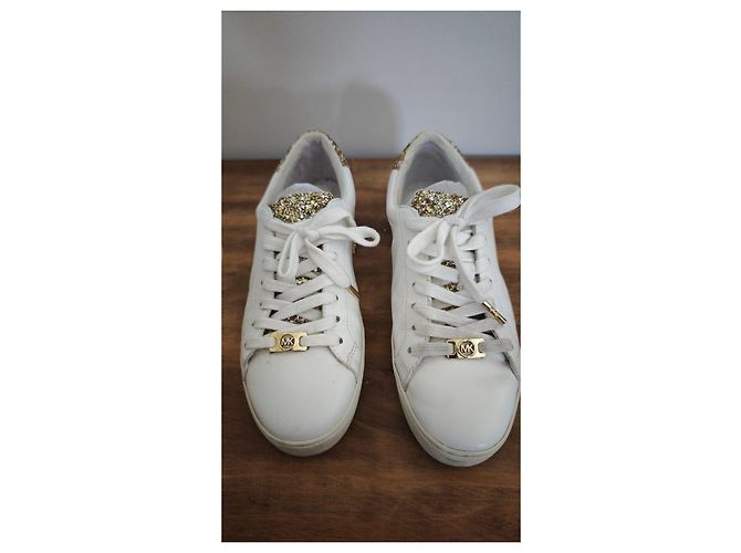 Baskets Michael Kors en cuir blanc et paillettes dorées - vue 6
