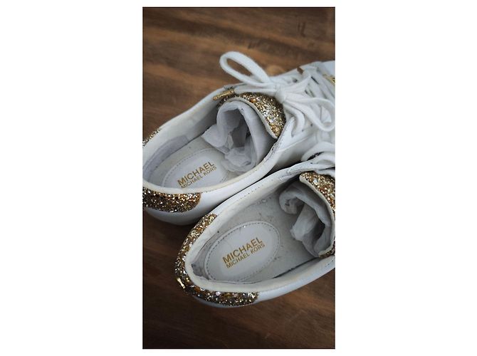 Baskets Michael Kors en cuir blanc et paillettes dorées - vue 8