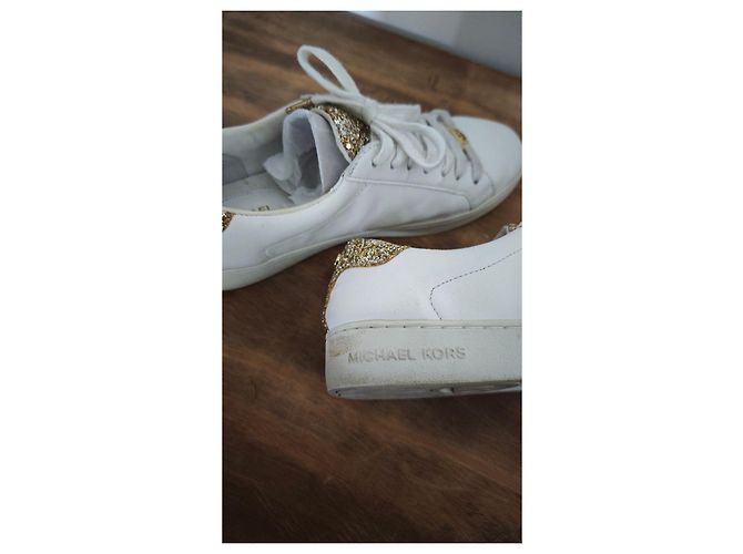 Baskets Michael Kors en cuir blanc et paillettes dorées - vue 9