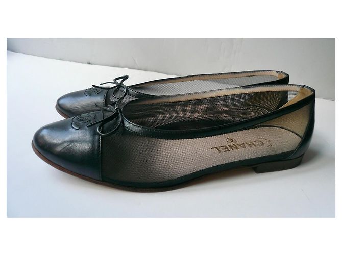 Chanel Sapatilhas Rasas Pretas em Couro e Malha com Laço CC Preto - vista 2
