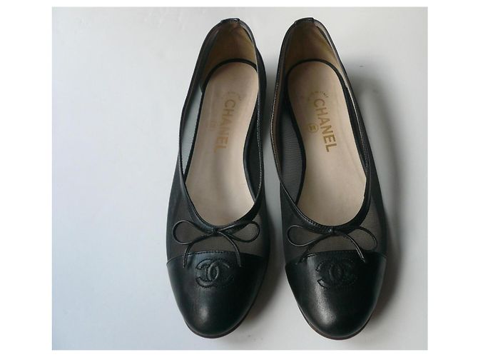 Chanel Sapatilhas Rasas Pretas em Couro e Malha com Laço CC Preto - vista 3