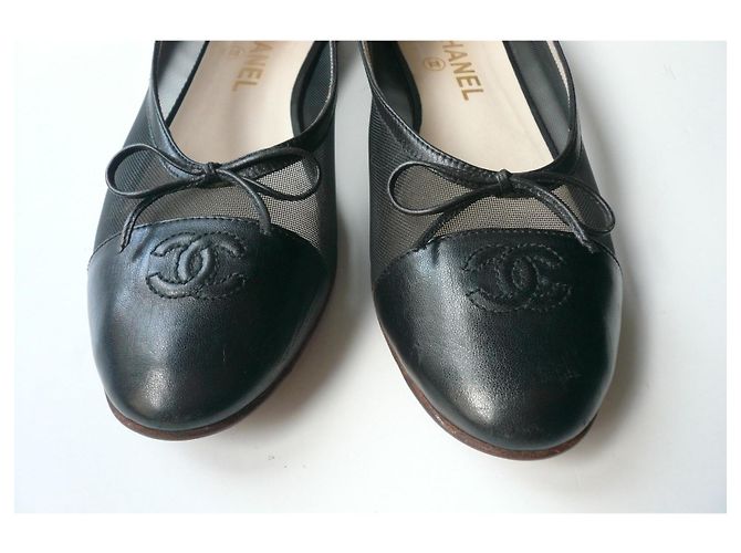 Chanel Sapatilhas Rasas Pretas em Couro e Malha com Laço CC Preto - vista 4