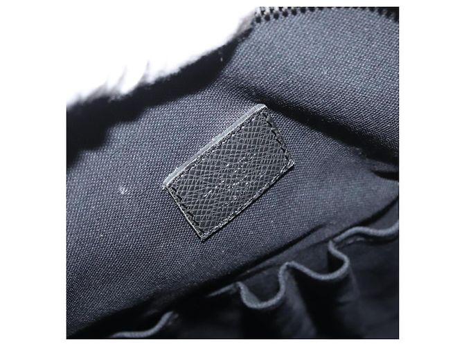 Louis Vuitton Sasha Taiga Leather Nero - vista 6
