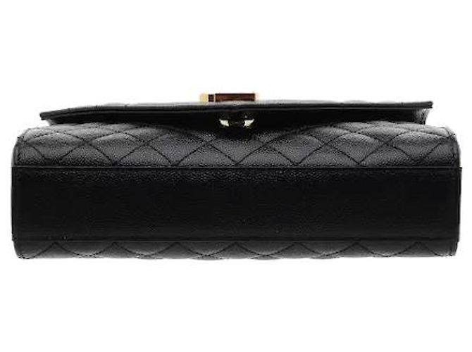 Autre Marque Una borsa a tracolla Envelope caratterizzata da una silhouette tridimensionale che combina diamanti e cuciture trapuntate verticali con un sofisticato logo Cassandre. Realizzata in Grain de Poudre altamente resistente. - vista 3